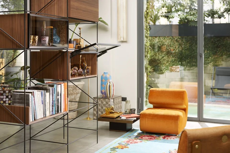 Tư liệu hệ tay nâng AVENTOS HKi của Blum với cánh kính; không xác định vật liệu của các tấm vân gỗ trong ảnh.
