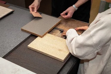 Đối chiếu các mẫu bề mặt tại showroom EGGER LONDON. Ảnh không dùng để xác nhận loại cốt hoặc mã bề mặt.