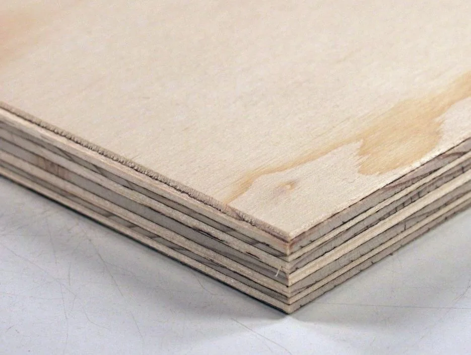 Mẫu plywood gỗ vân sam, cho thấy các lớp tại cạnh; không phải mẫu plywood phủ veneer trang trí cụ thể. Ảnh đã giảm kích thước và chuyển sang WebP.